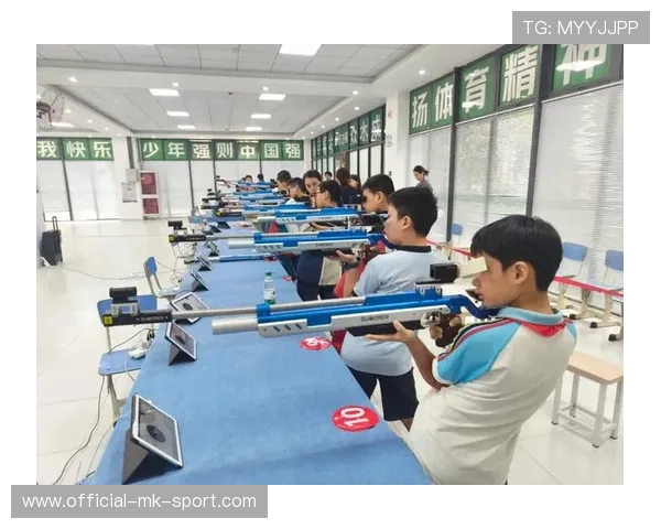 射击比赛风大到帽子飞走，选手照样命中