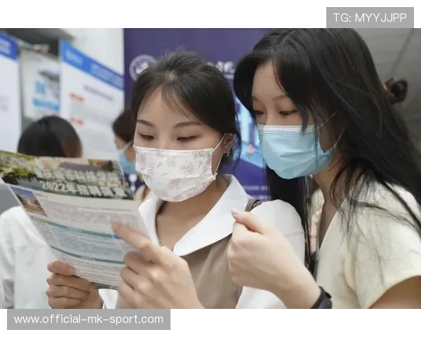 西南大学教师招聘现场考生奔跑入场，校方回应，西南大学2021年教师招聘会